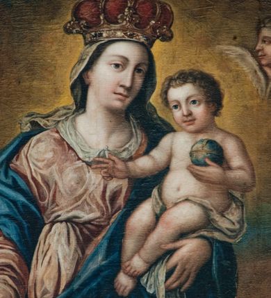 Zdjęcie nr 7: Ołtarz przyścienny, architektoniczny, trójosiowy, dwukondygnacyjny ze zwieńczeniem. Nastawa umieszczona na wysokim, dwudzielnym cokole w górnej części zdobionym na przemian dekoracją płycinową i motywem muszli palmetowej z podwieszoną girlandą kwiatową oraz rozetkami. Cokół wieńczy profilowany gzyms dekorowany kostkowaniem. Antepedium współczesne, marmurowe z umieszczonym centralnie prostym, równoramiennym krzyżem. Na mensie ustawione tabernakulum z tronem wystawienia, o formach architektonicznych, ujęte zdwojonymi, smukłymi kolumienkami o złoconych trzonach umieszczonymi na wysokich cokołach. Podpory dźwigają odcinki pełnego belkowania, na których ustawione złocone figury klęczących aniołów. Część centralna o linii wypukłej, dwukondygnacyjna. W kondygnacji pierwszej złocone drzwiczki z płaskorzeźbionym kielichem z hostią na tle glorii promienistej, powyżej, w kondygnacji drugiej tron wystawienia ujęty rzeźbioną, złoconą kotarą. W zwieńczeniu srebrzona figura baranka apokaliptycznego leżącego na księdze. Nastawa ujęta zdwojonymi, kompozytowymi kolumnami o złoconych trzonach i kapitelach. Pomiędzy kolumnami, w niszach rzeźbione figury św. Piotra (z lewej) i św. Pawła (z prawej), ponad którymi motyw symetrycznie podwieszonej kotary. Kolumny dźwigają odcinki pełnego belkowania z fryzem dekorowanym rozetkami i uskrzydlonymi główkami anielskimi oraz wydatnym gzymsem dekorowanym kostkowaniem. Na osi wewnętrznej pary komun dodatkowo ustawione odcinki półkolistego tympanonu, na których siedzą putta. W polu głównym ołtarza złocona, profilowana rama w kształcie stojącego prostokąta zamkniętego łukiem nadwieszonym mieszcząca barokowy obraz Matki Boskiej z Dzieciątkiem. Nieco powyżej, w osi ołtarza dwa putta unoszące złoconą koronę typu zamkniętego zwieńczoną krzyżem. Kondygnacja druga ujęta parą pilastrów o kompozytowych kapitelach oraz uszami w formie spływów wolutowych, na których siedzące putta. W polu złocona i profilowana rama w kształcie stojącego prostokąta mieszcząca obraz przedstawiający Trójcę Świętą. Całość ołtarza wieńczy profilowany gzyms dekorowany kostkowaniem i zamknięty niskim, trójkątnym przyczółkiem. W polu tympanonu uskrzydlona główka anielska. Struktura ołtarza polichromowana w kolorze jasnozielonym z elementami czerwieni i bieli. Detale architektoniczne, ornamenty oraz szaty postaci złocone.

