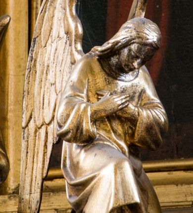 Zdjęcie nr 47: Ołtarz przyścienny, architektoniczny, trójosiowy, dwukondygnacyjny ze zwieńczeniem. Nastawa umieszczona na wysokim, dwudzielnym cokole w górnej części zdobionym na przemian dekoracją płycinową i motywem muszli palmetowej z podwieszoną girlandą kwiatową oraz rozetkami. Cokół wieńczy profilowany gzyms dekorowany kostkowaniem. Antepedium współczesne, marmurowe z umieszczonym centralnie prostym, równoramiennym krzyżem. Na mensie ustawione tabernakulum z tronem wystawienia, o formach architektonicznych, ujęte zdwojonymi, smukłymi kolumienkami o złoconych trzonach umieszczonymi na wysokich cokołach. Podpory dźwigają odcinki pełnego belkowania, na których ustawione złocone figury klęczących aniołów. Część centralna o linii wypukłej, dwukondygnacyjna. W kondygnacji pierwszej złocone drzwiczki z płaskorzeźbionym kielichem z hostią na tle glorii promienistej, powyżej, w kondygnacji drugiej tron wystawienia ujęty rzeźbioną, złoconą kotarą. W zwieńczeniu srebrzona figura baranka apokaliptycznego leżącego na księdze. Nastawa ujęta zdwojonymi, kompozytowymi kolumnami o złoconych trzonach i kapitelach. Pomiędzy kolumnami, w niszach rzeźbione figury św. Piotra (z lewej) i św. Pawła (z prawej), ponad którymi motyw symetrycznie podwieszonej kotary. Kolumny dźwigają odcinki pełnego belkowania z fryzem dekorowanym rozetkami i uskrzydlonymi główkami anielskimi oraz wydatnym gzymsem dekorowanym kostkowaniem. Na osi wewnętrznej pary komun dodatkowo ustawione odcinki półkolistego tympanonu, na których siedzą putta. W polu głównym ołtarza złocona, profilowana rama w kształcie stojącego prostokąta zamkniętego łukiem nadwieszonym mieszcząca barokowy obraz Matki Boskiej z Dzieciątkiem. Nieco powyżej, w osi ołtarza dwa putta unoszące złoconą koronę typu zamkniętego zwieńczoną krzyżem. Kondygnacja druga ujęta parą pilastrów o kompozytowych kapitelach oraz uszami w formie spływów wolutowych, na których siedzące putta. W polu złocona i profilowana rama w kształcie stojącego prostokąta mieszcząca obraz przedstawiający Trójcę Świętą. Całość ołtarza wieńczy profilowany gzyms dekorowany kostkowaniem i zamknięty niskim, trójkątnym przyczółkiem. W polu tympanonu uskrzydlona główka anielska. Struktura ołtarza polichromowana w kolorze jasnozielonym z elementami czerwieni i bieli. Detale architektoniczne, ornamenty oraz szaty postaci złocone.

