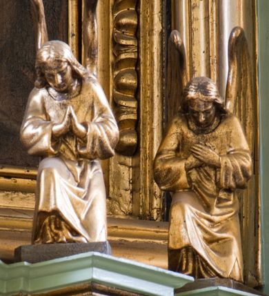 Zdjęcie nr 44: Ołtarz przyścienny, architektoniczny, trójosiowy, dwukondygnacyjny ze zwieńczeniem. Nastawa umieszczona na wysokim, dwudzielnym cokole w górnej części zdobionym na przemian dekoracją płycinową i motywem muszli palmetowej z podwieszoną girlandą kwiatową oraz rozetkami. Cokół wieńczy profilowany gzyms dekorowany kostkowaniem. Antepedium współczesne, marmurowe z umieszczonym centralnie prostym, równoramiennym krzyżem. Na mensie ustawione tabernakulum z tronem wystawienia, o formach architektonicznych, ujęte zdwojonymi, smukłymi kolumienkami o złoconych trzonach umieszczonymi na wysokich cokołach. Podpory dźwigają odcinki pełnego belkowania, na których ustawione złocone figury klęczących aniołów. Część centralna o linii wypukłej, dwukondygnacyjna. W kondygnacji pierwszej złocone drzwiczki z płaskorzeźbionym kielichem z hostią na tle glorii promienistej, powyżej, w kondygnacji drugiej tron wystawienia ujęty rzeźbioną, złoconą kotarą. W zwieńczeniu srebrzona figura baranka apokaliptycznego leżącego na księdze. Nastawa ujęta zdwojonymi, kompozytowymi kolumnami o złoconych trzonach i kapitelach. Pomiędzy kolumnami, w niszach rzeźbione figury św. Piotra (z lewej) i św. Pawła (z prawej), ponad którymi motyw symetrycznie podwieszonej kotary. Kolumny dźwigają odcinki pełnego belkowania z fryzem dekorowanym rozetkami i uskrzydlonymi główkami anielskimi oraz wydatnym gzymsem dekorowanym kostkowaniem. Na osi wewnętrznej pary komun dodatkowo ustawione odcinki półkolistego tympanonu, na których siedzą putta. W polu głównym ołtarza złocona, profilowana rama w kształcie stojącego prostokąta zamkniętego łukiem nadwieszonym mieszcząca barokowy obraz Matki Boskiej z Dzieciątkiem. Nieco powyżej, w osi ołtarza dwa putta unoszące złoconą koronę typu zamkniętego zwieńczoną krzyżem. Kondygnacja druga ujęta parą pilastrów o kompozytowych kapitelach oraz uszami w formie spływów wolutowych, na których siedzące putta. W polu złocona i profilowana rama w kształcie stojącego prostokąta mieszcząca obraz przedstawiający Trójcę Świętą. Całość ołtarza wieńczy profilowany gzyms dekorowany kostkowaniem i zamknięty niskim, trójkątnym przyczółkiem. W polu tympanonu uskrzydlona główka anielska. Struktura ołtarza polichromowana w kolorze jasnozielonym z elementami czerwieni i bieli. Detale architektoniczne, ornamenty oraz szaty postaci złocone.

