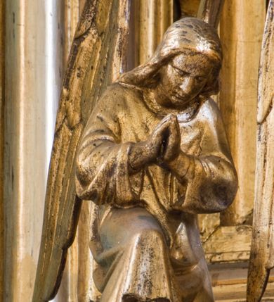 Zdjęcie nr 46: Ołtarz przyścienny, architektoniczny, trójosiowy, dwukondygnacyjny ze zwieńczeniem. Nastawa umieszczona na wysokim, dwudzielnym cokole w górnej części zdobionym na przemian dekoracją płycinową i motywem muszli palmetowej z podwieszoną girlandą kwiatową oraz rozetkami. Cokół wieńczy profilowany gzyms dekorowany kostkowaniem. Antepedium współczesne, marmurowe z umieszczonym centralnie prostym, równoramiennym krzyżem. Na mensie ustawione tabernakulum z tronem wystawienia, o formach architektonicznych, ujęte zdwojonymi, smukłymi kolumienkami o złoconych trzonach umieszczonymi na wysokich cokołach. Podpory dźwigają odcinki pełnego belkowania, na których ustawione złocone figury klęczących aniołów. Część centralna o linii wypukłej, dwukondygnacyjna. W kondygnacji pierwszej złocone drzwiczki z płaskorzeźbionym kielichem z hostią na tle glorii promienistej, powyżej, w kondygnacji drugiej tron wystawienia ujęty rzeźbioną, złoconą kotarą. W zwieńczeniu srebrzona figura baranka apokaliptycznego leżącego na księdze. Nastawa ujęta zdwojonymi, kompozytowymi kolumnami o złoconych trzonach i kapitelach. Pomiędzy kolumnami, w niszach rzeźbione figury św. Piotra (z lewej) i św. Pawła (z prawej), ponad którymi motyw symetrycznie podwieszonej kotary. Kolumny dźwigają odcinki pełnego belkowania z fryzem dekorowanym rozetkami i uskrzydlonymi główkami anielskimi oraz wydatnym gzymsem dekorowanym kostkowaniem. Na osi wewnętrznej pary komun dodatkowo ustawione odcinki półkolistego tympanonu, na których siedzą putta. W polu głównym ołtarza złocona, profilowana rama w kształcie stojącego prostokąta zamkniętego łukiem nadwieszonym mieszcząca barokowy obraz Matki Boskiej z Dzieciątkiem. Nieco powyżej, w osi ołtarza dwa putta unoszące złoconą koronę typu zamkniętego zwieńczoną krzyżem. Kondygnacja druga ujęta parą pilastrów o kompozytowych kapitelach oraz uszami w formie spływów wolutowych, na których siedzące putta. W polu złocona i profilowana rama w kształcie stojącego prostokąta mieszcząca obraz przedstawiający Trójcę Świętą. Całość ołtarza wieńczy profilowany gzyms dekorowany kostkowaniem i zamknięty niskim, trójkątnym przyczółkiem. W polu tympanonu uskrzydlona główka anielska. Struktura ołtarza polichromowana w kolorze jasnozielonym z elementami czerwieni i bieli. Detale architektoniczne, ornamenty oraz szaty postaci złocone.

