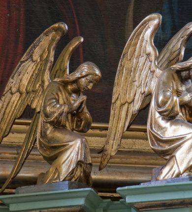 Zdjęcie nr 48: Ołtarz przyścienny, architektoniczny, trójosiowy, dwukondygnacyjny ze zwieńczeniem. Nastawa umieszczona na wysokim, dwudzielnym cokole w górnej części zdobionym na przemian dekoracją płycinową i motywem muszli palmetowej z podwieszoną girlandą kwiatową oraz rozetkami. Cokół wieńczy profilowany gzyms dekorowany kostkowaniem. Antepedium współczesne, marmurowe z umieszczonym centralnie prostym, równoramiennym krzyżem. Na mensie ustawione tabernakulum z tronem wystawienia, o formach architektonicznych, ujęte zdwojonymi, smukłymi kolumienkami o złoconych trzonach umieszczonymi na wysokich cokołach. Podpory dźwigają odcinki pełnego belkowania, na których ustawione złocone figury klęczących aniołów. Część centralna o linii wypukłej, dwukondygnacyjna. W kondygnacji pierwszej złocone drzwiczki z płaskorzeźbionym kielichem z hostią na tle glorii promienistej, powyżej, w kondygnacji drugiej tron wystawienia ujęty rzeźbioną, złoconą kotarą. W zwieńczeniu srebrzona figura baranka apokaliptycznego leżącego na księdze. Nastawa ujęta zdwojonymi, kompozytowymi kolumnami o złoconych trzonach i kapitelach. Pomiędzy kolumnami, w niszach rzeźbione figury św. Piotra (z lewej) i św. Pawła (z prawej), ponad którymi motyw symetrycznie podwieszonej kotary. Kolumny dźwigają odcinki pełnego belkowania z fryzem dekorowanym rozetkami i uskrzydlonymi główkami anielskimi oraz wydatnym gzymsem dekorowanym kostkowaniem. Na osi wewnętrznej pary komun dodatkowo ustawione odcinki półkolistego tympanonu, na których siedzą putta. W polu głównym ołtarza złocona, profilowana rama w kształcie stojącego prostokąta zamkniętego łukiem nadwieszonym mieszcząca barokowy obraz Matki Boskiej z Dzieciątkiem. Nieco powyżej, w osi ołtarza dwa putta unoszące złoconą koronę typu zamkniętego zwieńczoną krzyżem. Kondygnacja druga ujęta parą pilastrów o kompozytowych kapitelach oraz uszami w formie spływów wolutowych, na których siedzące putta. W polu złocona i profilowana rama w kształcie stojącego prostokąta mieszcząca obraz przedstawiający Trójcę Świętą. Całość ołtarza wieńczy profilowany gzyms dekorowany kostkowaniem i zamknięty niskim, trójkątnym przyczółkiem. W polu tympanonu uskrzydlona główka anielska. Struktura ołtarza polichromowana w kolorze jasnozielonym z elementami czerwieni i bieli. Detale architektoniczne, ornamenty oraz szaty postaci złocone.

