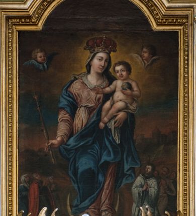 Zdjęcie nr 1: Obraz w kształcie stojącego prostokąta zamkniętego łukiem nadwieszonym, ujęty w złoconą profilowaną ramę dekorowaną kimationem. W centrum kompozycji, całopostaciowo i frontalnie ukazana Matka Boska z Dzieciątkiem w typie Niepokalanie Poczętej. Maria przedstawiona jako młoda kobieta o owalnej twarzy i dużych oczach ubrana w szaty królewskie: jasnoróżową suknię z długimi rękawami i białym kołnierzykiem, niebieski płaszcz oraz białą chustę i złotą, kameryzowaną koronę typu zamkniętego na głowie. W prawej ręce trzyma złote berło, na lewym przedramieniu podtrzymuje Dzieciątko Jezus. Stopy Marii, obute w sandały, są wsparte na sierpie księżyca. Dzieciątko przedstawione całopostaciowo, w pozycji siedzącej. Twarz okrągła z dużymi, szeroko otwartymi oczami i krótkim nosem, na głowie jasne i lekko kręcone włosy. Jezus prawą ręką błogosławi, w lewej trzyma glob ziemski. Wokół bioder luźno udrapowana biała tkanina. W dolnej części kompozycji, u stóp Marii klęczące dwie grupy ukazanych w pomniejszonej skali fundatorów. Z lewej strony obrazu klęczące postaci kobiety w niebieskich szatach i białej chuście na głowie, dojrzałego mężczyzny z ciemnobrązowej szacie i czerwonym płaszczu oraz nieco dalej kolejna postać kobieca w niebiesko-szarych szatach i białym nakryciu głowy. Z prawej strony obrazu klęcząca postać duchownego w sutannie i białej komży, za którą mężczyzna z krótkimi włosami i wąsem ubrany w jasnobrązowe szaty i dwie kolejne postaci męska i kobieca. Na dalszym planie rozległy pejzaż z widocznymi w oddali murami miejskimi. W górnej części kompozycji, na wysokości twarzy Marii dwie uskrzydlone główki anielskie. Kolorystyka obrazu ciemna, ciepła z dominacją brązów i czerwieni.

