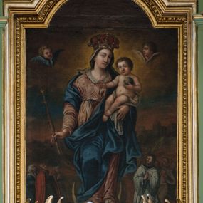 Zdjęcie nr 1: Obraz w kształcie stojącego prostokąta zamkniętego łukiem nadwieszonym, ujęty w złoconą profilowaną ramę dekorowaną kimationem. W centrum kompozycji, całopostaciowo i frontalnie ukazana Matka Boska z Dzieciątkiem w typie Niepokalanie Poczętej. Maria przedstawiona jako młoda kobieta o owalnej twarzy i dużych oczach ubrana w szaty królewskie: jasnoróżową suknię z długimi rękawami i białym kołnierzykiem, niebieski płaszcz oraz białą chustę i złotą, kameryzowaną koronę typu zamkniętego na głowie. W prawej ręce trzyma złote berło, na lewym przedramieniu podtrzymuje Dzieciątko Jezus. Stopy Marii, obute w sandały, są wsparte na sierpie księżyca. Dzieciątko przedstawione całopostaciowo, w pozycji siedzącej. Twarz okrągła z dużymi, szeroko otwartymi oczami i krótkim nosem, na głowie jasne i lekko kręcone włosy. Jezus prawą ręką błogosławi, w lewej trzyma glob ziemski. Wokół bioder luźno udrapowana biała tkanina. W dolnej części kompozycji, u stóp Marii klęczące dwie grupy ukazanych w pomniejszonej skali fundatorów. Z lewej strony obrazu klęczące postaci kobiety w niebieskich szatach i białej chuście na głowie, dojrzałego mężczyzny z ciemnobrązowej szacie i czerwonym płaszczu oraz nieco dalej kolejna postać kobieca w niebiesko-szarych szatach i białym nakryciu głowy. Z prawej strony obrazu klęcząca postać duchownego w sutannie i białej komży, za którą mężczyzna z krótkimi włosami i wąsem ubrany w jasnobrązowe szaty i dwie kolejne postaci męska i kobieca. Na dalszym planie rozległy pejzaż z widocznymi w oddali murami miejskimi. W górnej części kompozycji, na wysokości twarzy Marii dwie uskrzydlone główki anielskie. Kolorystyka obrazu ciemna, ciepła z dominacją brązów i czerwieni.

