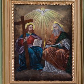 Zdjęcie nr 1: Obraz w kształcie stojącego prostokąta w złoconej, profilowanej ramie dekorowanej motywem kimationu. W centrum kompozycji przedstawiona Trójca Święta – Bóg Ojciec, Chrystus oraz Duch Święty ukazani na tle obłoków. Z prawej strony kompozycji siedzący Bóg Ojciec zwrócony w trzech czwartych w prawo. Postać została ukazana jako starszy mężczyzna z długimi, siwymi i lekko falowanymi włosami oraz taką samą brodą. Pochyla głowę w kierunku siedzącego po jego prawej stronie Chrystusa. W prawym ręku trzyma złote berło zwieńczone krzyżem, lewą wspiera na globie również zamkniętym od góry złotym krzyżem. Bóg Ojciec ubrany jest w obszerne szaty: białą tunikę z długimi rękawami oraz zielono-pomarańczowy płaszcz luźno udrapowany na ramionach. Wokół głowy postaci umieszczony jest trójkątny nimb w kolorze żółtym. Ukazany z lewej strony obrazu Chrystus siedzi, zwracając się w trzech czwartych w lewo. Został przedstawiony jako młody mężczyzna o długich, brązowych włosach i krótkiej brodzie. Jego wzrok skierowany jest ku górze. W prawej ręce z widocznymi śladami męki trzyma krzyż, lewą wspiera na otwartej księdze z literami „A” i „Ω”. Postać ubrana jest w czerwoną tunikę z długimi rękawami oraz spięty pod szyją ciemnoniebieski płaszcz z fioletową podszewką. Wokół szyi dodatkowo złota lamówka. Spod szat widoczne są bose stopy postaci. Wokół głowy Chrystusa umieszczony nimb malowany kolorem żółtym. W górnej części obrazu, w osi kompozycji, przedstawiona gołębica Ducha Świętego na tle promieni. Wokół głowy gołębicy nimb. Tło malowane w odcieniach brązu.
