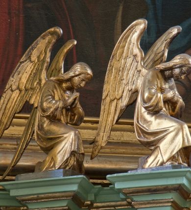 Zdjęcie nr 3: Tabernakulum z tronem wystawienia, jednokondycyjne o formach architektonicznych i wklęsło-wypukłym licu. Ujęte ustawionymi ukośnie, zdwojonymi, złoconymi kolumienkami wspartymi na wysokich cokołach. Kapitele kolumn kompozytowe, dźwigają odcinki pełnego belkowania wyłamanego w osiach podpór. Powyżej pełnoplastyczne, złocone figury klęczących aniołów. Drzwiczki tabernakulum złocone w kształcie stojącego prostokąta zamkniętego łukiem pełnym. Na licu płaskorzeźbiony kielich z hostią na tle glorii promienistej oraz kłosów zboża i winnych gron. Tron wystawienia o linii wypukłej z niszą ujętą płaskorzeźbioną, złoconą kotarą dekorowaną chwostami oraz muszlami palmetowymi. Tło wyłożone aksamitną, czerwoną tkaniną. W zwieńczeniu srebrzony Baranek Eucharystyczny spoczywający na księdze. Struktura tabernakulum malowana w odcieniu seledynowej zieleni, ornamentyka i załamania profili architektonicznych złocone.

