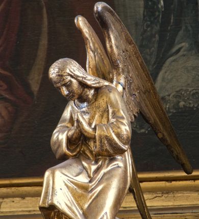 Zdjęcie nr 6: Tabernakulum z tronem wystawienia, jednokondycyjne o formach architektonicznych i wklęsło-wypukłym licu. Ujęte ustawionymi ukośnie, zdwojonymi, złoconymi kolumienkami wspartymi na wysokich cokołach. Kapitele kolumn kompozytowe, dźwigają odcinki pełnego belkowania wyłamanego w osiach podpór. Powyżej pełnoplastyczne, złocone figury klęczących aniołów. Drzwiczki tabernakulum złocone w kształcie stojącego prostokąta zamkniętego łukiem pełnym. Na licu płaskorzeźbiony kielich z hostią na tle glorii promienistej oraz kłosów zboża i winnych gron. Tron wystawienia o linii wypukłej z niszą ujętą płaskorzeźbioną, złoconą kotarą dekorowaną chwostami oraz muszlami palmetowymi. Tło wyłożone aksamitną, czerwoną tkaniną. W zwieńczeniu srebrzony Baranek Eucharystyczny spoczywający na księdze. Struktura tabernakulum malowana w odcieniu seledynowej zieleni, ornamentyka i załamania profili architektonicznych złocone.

