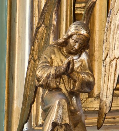 Zdjęcie nr 9: Tabernakulum z tronem wystawienia, jednokondycyjne o formach architektonicznych i wklęsło-wypukłym licu. Ujęte ustawionymi ukośnie, zdwojonymi, złoconymi kolumienkami wspartymi na wysokich cokołach. Kapitele kolumn kompozytowe, dźwigają odcinki pełnego belkowania wyłamanego w osiach podpór. Powyżej pełnoplastyczne, złocone figury klęczących aniołów. Drzwiczki tabernakulum złocone w kształcie stojącego prostokąta zamkniętego łukiem pełnym. Na licu płaskorzeźbiony kielich z hostią na tle glorii promienistej oraz kłosów zboża i winnych gron. Tron wystawienia o linii wypukłej z niszą ujętą płaskorzeźbioną, złoconą kotarą dekorowaną chwostami oraz muszlami palmetowymi. Tło wyłożone aksamitną, czerwoną tkaniną. W zwieńczeniu srebrzony Baranek Eucharystyczny spoczywający na księdze. Struktura tabernakulum malowana w odcieniu seledynowej zieleni, ornamentyka i załamania profili architektonicznych złocone.

