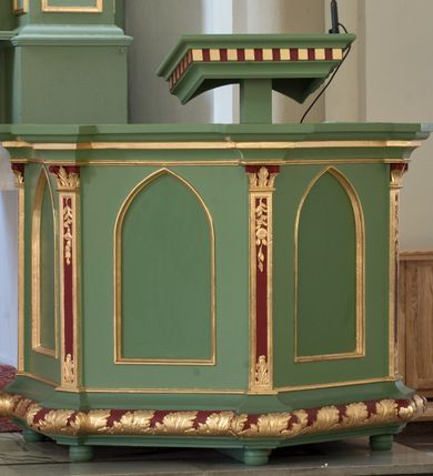 Zdjęcie nr 1: Kosz na rzucie ośmioboku ze ścianami o dekoracji w formie ostrołukowych płycin artykułowanymi pilastrami o kompozytowych kapitelach z podwieszonymi festonami. W dolnej części kosza ćwierćwałek dekorowany, złoconymi liscmi akantu. Kosz zwieńczony profilowanym, wydatnym gzymsem wyłamanym w osiach pilastrów. Na osi znajduje się nowsze lektorium zdobione kostkowaniem. Struktura malowana w odcieniu seledynowej zieleni z elementami koloru ciemnoczerwonego (trzony i kapitele pilastrów oraz ćwierćwałek), ornamentyka i załamania profili architektonicznych złocone.