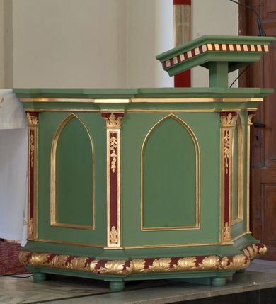 Zdjęcie nr 2: Kosz na rzucie ośmioboku ze ścianami o dekoracji w formie ostrołukowych płycin artykułowanymi pilastrami o kompozytowych kapitelach z podwieszonymi festonami. W dolnej części kosza ćwierćwałek dekorowany, złoconymi liscmi akantu. Kosz zwieńczony profilowanym, wydatnym gzymsem wyłamanym w osiach pilastrów. Na osi znajduje się nowsze lektorium zdobione kostkowaniem. Struktura malowana w odcieniu seledynowej zieleni z elementami koloru ciemnoczerwonego (trzony i kapitele pilastrów oraz ćwierćwałek), ornamentyka i załamania profili architektonicznych złocone.