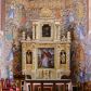 Zdjęcie nr 1: Nastawa ołtarzowa architektoniczna, trójosiowa, dwukondygnacyjna, na trójdzielnym cokole, ze zwieńczeniem, posadowiona na mensie wspartej na kolumnach. W partii cokołu obite złoconą, fakturowaną blachą tabernakulum z przedstawieniem kielicha z hostią wśród motywów ornamentalnych na półokrągłych drzwiczkach. Podziały pierwszej kondygnacji nastawy przeprowadzone przy pomocy kręconych kolumn korynckich, których trzony owinięte są winną latoroślą, trzymających pełne belkowanie wyłamane na ich osiach. W polu środkowym prostokątny obraz z przedstawieniem św. Marii Magdaleny i na zasuwie św. Andrzeja Apostoła. W umieszczonych w polach bocznych niszach zamkniętych łukami nadwieszonymi wypełnionymi muszlami figury świętych męczennic. W części środkowej górnej kondygnacji obraz z przedstawieniem Chrystusa u słupa w bogato dekorowanej ramie flankowany podwójnymi kolumnami, z których wewnętrzne są wysunięte do przodu oraz fragmentami gzymsu podtrzymywanymi przez woluty. Na osiach skrajnych kolumn dolnej kondygnacji postumenty z wazonami wypełnionymi bukietami kwiatów. Zwieńczenie w postaci krzyża łacińskiego na tle glorii promienistej i symetrycznie ułożonych liści akantu.  
Struktura polichromowana w kolorze kremowym; wypełnienie nisz oraz tła fryzów bordowe; kolumny, profile, ornamentyka złocone i srebrzone.