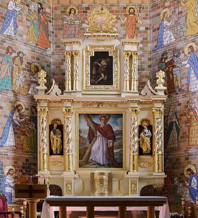 Zdjęcie nr 1: Nastawa ołtarzowa architektoniczna, trójosiowa, dwukondygnacyjna, na trójdzielnym cokole, ze zwieńczeniem, posadowiona na mensie wspartej na kolumnach. W partii cokołu obite złoconą, fakturowaną blachą tabernakulum z przedstawieniem kielicha z hostią wśród motywów ornamentalnych na półokrągłych drzwiczkach. Podziały pierwszej kondygnacji nastawy przeprowadzone przy pomocy kręconych kolumn korynckich, których trzony owinięte są winną latoroślą, trzymających pełne belkowanie wyłamane na ich osiach. W polu środkowym prostokątny obraz z przedstawieniem św. Marii Magdaleny i na zasuwie św. Andrzeja Apostoła. W umieszczonych w polach bocznych niszach zamkniętych łukami nadwieszonymi wypełnionymi muszlami figury świętych męczennic. W części środkowej górnej kondygnacji obraz z przedstawieniem Chrystusa u słupa w bogato dekorowanej ramie flankowany podwójnymi kolumnami, z których wewnętrzne są wysunięte do przodu oraz fragmentami gzymsu podtrzymywanymi przez woluty. Na osiach skrajnych kolumn dolnej kondygnacji postumenty z wazonami wypełnionymi bukietami kwiatów. Zwieńczenie w postaci krzyża łacińskiego na tle glorii promienistej i symetrycznie ułożonych liści akantu.  
Struktura polichromowana w kolorze kremowym; wypełnienie nisz oraz tła fryzów bordowe; kolumny, profile, ornamentyka złocone i srebrzone.