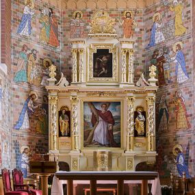 Zdjęcie nr 1: Nastawa ołtarzowa architektoniczna, trójosiowa, dwukondygnacyjna, na trójdzielnym cokole, ze zwieńczeniem, posadowiona na mensie wspartej na kolumnach. W partii cokołu obite złoconą, fakturowaną blachą tabernakulum z przedstawieniem kielicha z hostią wśród motywów ornamentalnych na półokrągłych drzwiczkach. Podziały pierwszej kondygnacji nastawy przeprowadzone przy pomocy kręconych kolumn korynckich, których trzony owinięte są winną latoroślą, trzymających pełne belkowanie wyłamane na ich osiach. W polu środkowym prostokątny obraz z przedstawieniem św. Marii Magdaleny i na zasuwie św. Andrzeja Apostoła. W umieszczonych w polach bocznych niszach zamkniętych łukami nadwieszonymi wypełnionymi muszlami figury świętych męczennic. W części środkowej górnej kondygnacji obraz z przedstawieniem Chrystusa u słupa w bogato dekorowanej ramie flankowany podwójnymi kolumnami, z których wewnętrzne są wysunięte do przodu oraz fragmentami gzymsu podtrzymywanymi przez woluty. Na osiach skrajnych kolumn dolnej kondygnacji postumenty z wazonami wypełnionymi bukietami kwiatów. Zwieńczenie w postaci krzyża łacińskiego na tle glorii promienistej i symetrycznie ułożonych liści akantu.  
Struktura polichromowana w kolorze kremowym; wypełnienie nisz oraz tła fryzów bordowe; kolumny, profile, ornamentyka złocone i srebrzone.