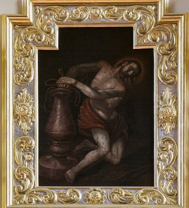 Zdjęcie nr 4: Nastawa ołtarzowa architektoniczna, trójosiowa, dwukondygnacyjna, na trójdzielnym cokole, ze zwieńczeniem, posadowiona na mensie wspartej na kolumnach. W partii cokołu obite złoconą, fakturowaną blachą tabernakulum z przedstawieniem kielicha z hostią wśród motywów ornamentalnych na półokrągłych drzwiczkach. Podziały pierwszej kondygnacji nastawy przeprowadzone przy pomocy kręconych kolumn korynckich, których trzony owinięte są winną latoroślą, trzymających pełne belkowanie wyłamane na ich osiach. W polu środkowym prostokątny obraz z przedstawieniem św. Marii Magdaleny i na zasuwie św. Andrzeja Apostoła. W umieszczonych w polach bocznych niszach zamkniętych łukami nadwieszonymi wypełnionymi muszlami figury świętych męczennic. W części środkowej górnej kondygnacji obraz z przedstawieniem Chrystusa u słupa w bogato dekorowanej ramie flankowany podwójnymi kolumnami, z których wewnętrzne są wysunięte do przodu oraz fragmentami gzymsu podtrzymywanymi przez woluty. Na osiach skrajnych kolumn dolnej kondygnacji postumenty z wazonami wypełnionymi bukietami kwiatów. Zwieńczenie w postaci krzyża łacińskiego na tle glorii promienistej i symetrycznie ułożonych liści akantu.  
Struktura polichromowana w kolorze kremowym; wypełnienie nisz oraz tła fryzów bordowe; kolumny, profile, ornamentyka złocone i srebrzone.