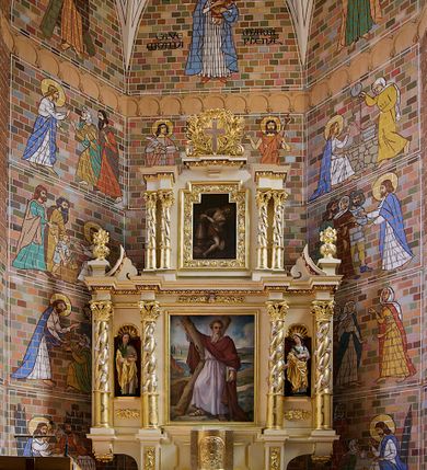 Zdjęcie nr 3: Nastawa ołtarzowa architektoniczna, trójosiowa, dwukondygnacyjna, na trójdzielnym cokole, ze zwieńczeniem, posadowiona na mensie wspartej na kolumnach. W partii cokołu obite złoconą, fakturowaną blachą tabernakulum z przedstawieniem kielicha z hostią wśród motywów ornamentalnych na półokrągłych drzwiczkach. Podziały pierwszej kondygnacji nastawy przeprowadzone przy pomocy kręconych kolumn korynckich, których trzony owinięte są winną latoroślą, trzymających pełne belkowanie wyłamane na ich osiach. W polu środkowym prostokątny obraz z przedstawieniem św. Marii Magdaleny i na zasuwie św. Andrzeja Apostoła. W umieszczonych w polach bocznych niszach zamkniętych łukami nadwieszonymi wypełnionymi muszlami figury świętych męczennic. W części środkowej górnej kondygnacji obraz z przedstawieniem Chrystusa u słupa w bogato dekorowanej ramie flankowany podwójnymi kolumnami, z których wewnętrzne są wysunięte do przodu oraz fragmentami gzymsu podtrzymywanymi przez woluty. Na osiach skrajnych kolumn dolnej kondygnacji postumenty z wazonami wypełnionymi bukietami kwiatów. Zwieńczenie w postaci krzyża łacińskiego na tle glorii promienistej i symetrycznie ułożonych liści akantu.  
Struktura polichromowana w kolorze kremowym; wypełnienie nisz oraz tła fryzów bordowe; kolumny, profile, ornamentyka złocone i srebrzone.