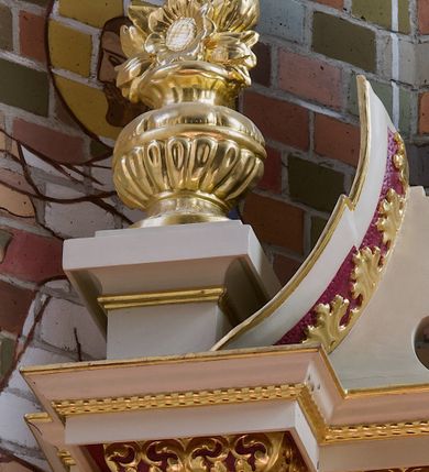 Zdjęcie nr 8: Nastawa ołtarzowa architektoniczna, trójosiowa, dwukondygnacyjna, na trójdzielnym cokole, ze zwieńczeniem, posadowiona na mensie wspartej na kolumnach. W partii cokołu obite złoconą, fakturowaną blachą tabernakulum z przedstawieniem kielicha z hostią wśród motywów ornamentalnych na półokrągłych drzwiczkach. Podziały pierwszej kondygnacji nastawy przeprowadzone przy pomocy kręconych kolumn korynckich, których trzony owinięte są winną latoroślą, trzymających pełne belkowanie wyłamane na ich osiach. W polu środkowym prostokątny obraz z przedstawieniem św. Marii Magdaleny i na zasuwie św. Andrzeja Apostoła. W umieszczonych w polach bocznych niszach zamkniętych łukami nadwieszonymi wypełnionymi muszlami figury świętych męczennic. W części środkowej górnej kondygnacji obraz z przedstawieniem Chrystusa u słupa w bogato dekorowanej ramie flankowany podwójnymi kolumnami, z których wewnętrzne są wysunięte do przodu oraz fragmentami gzymsu podtrzymywanymi przez woluty. Na osiach skrajnych kolumn dolnej kondygnacji postumenty z wazonami wypełnionymi bukietami kwiatów. Zwieńczenie w postaci krzyża łacińskiego na tle glorii promienistej i symetrycznie ułożonych liści akantu.  
Struktura polichromowana w kolorze kremowym; wypełnienie nisz oraz tła fryzów bordowe; kolumny, profile, ornamentyka złocone i srebrzone.