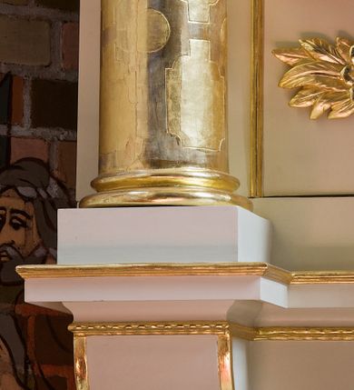 Zdjęcie nr 9: Nastawa ołtarzowa architektoniczna, trójosiowa, dwukondygnacyjna, na trójdzielnym cokole, ze zwieńczeniem, posadowiona na mensie wspartej na kolumnach. W partii cokołu obite złoconą, fakturowaną blachą tabernakulum z przedstawieniem kielicha z hostią wśród motywów ornamentalnych na półokrągłych drzwiczkach. Podziały pierwszej kondygnacji nastawy przeprowadzone przy pomocy kręconych kolumn korynckich, których trzony owinięte są winną latoroślą, trzymających pełne belkowanie wyłamane na ich osiach. W polu środkowym prostokątny obraz z przedstawieniem św. Marii Magdaleny i na zasuwie św. Andrzeja Apostoła. W umieszczonych w polach bocznych niszach zamkniętych łukami nadwieszonymi wypełnionymi muszlami figury świętych męczennic. W części środkowej górnej kondygnacji obraz z przedstawieniem Chrystusa u słupa w bogato dekorowanej ramie flankowany podwójnymi kolumnami, z których wewnętrzne są wysunięte do przodu oraz fragmentami gzymsu podtrzymywanymi przez woluty. Na osiach skrajnych kolumn dolnej kondygnacji postumenty z wazonami wypełnionymi bukietami kwiatów. Zwieńczenie w postaci krzyża łacińskiego na tle glorii promienistej i symetrycznie ułożonych liści akantu.  
Struktura polichromowana w kolorze kremowym; wypełnienie nisz oraz tła fryzów bordowe; kolumny, profile, ornamentyka złocone i srebrzone.