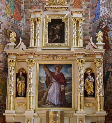 Zdjęcie nr 2: Nastawa ołtarzowa architektoniczna, trójosiowa, dwukondygnacyjna, na trójdzielnym cokole, ze zwieńczeniem, posadowiona na mensie wspartej na kolumnach. W partii cokołu obite złoconą, fakturowaną blachą tabernakulum z przedstawieniem kielicha z hostią wśród motywów ornamentalnych na półokrągłych drzwiczkach. Podziały pierwszej kondygnacji nastawy przeprowadzone przy pomocy kręconych kolumn korynckich, których trzony owinięte są winną latoroślą, trzymających pełne belkowanie wyłamane na ich osiach. W polu środkowym prostokątny obraz z przedstawieniem św. Marii Magdaleny i na zasuwie św. Andrzeja Apostoła. W umieszczonych w polach bocznych niszach zamkniętych łukami nadwieszonymi wypełnionymi muszlami figury świętych męczennic. W części środkowej górnej kondygnacji obraz z przedstawieniem Chrystusa u słupa w bogato dekorowanej ramie flankowany podwójnymi kolumnami, z których wewnętrzne są wysunięte do przodu oraz fragmentami gzymsu podtrzymywanymi przez woluty. Na osiach skrajnych kolumn dolnej kondygnacji postumenty z wazonami wypełnionymi bukietami kwiatów. Zwieńczenie w postaci krzyża łacińskiego na tle glorii promienistej i symetrycznie ułożonych liści akantu.  
Struktura polichromowana w kolorze kremowym; wypełnienie nisz oraz tła fryzów bordowe; kolumny, profile, ornamentyka złocone i srebrzone.