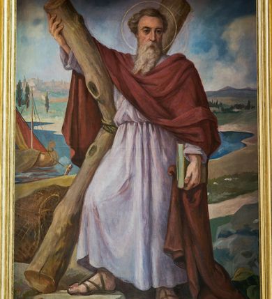 Zdjęcie nr 5: Nastawa ołtarzowa architektoniczna, trójosiowa, dwukondygnacyjna, na trójdzielnym cokole, ze zwieńczeniem, posadowiona na mensie wspartej na kolumnach. W partii cokołu obite złoconą, fakturowaną blachą tabernakulum z przedstawieniem kielicha z hostią wśród motywów ornamentalnych na półokrągłych drzwiczkach. Podziały pierwszej kondygnacji nastawy przeprowadzone przy pomocy kręconych kolumn korynckich, których trzony owinięte są winną latoroślą, trzymających pełne belkowanie wyłamane na ich osiach. W polu środkowym prostokątny obraz z przedstawieniem św. Marii Magdaleny i na zasuwie św. Andrzeja Apostoła. W umieszczonych w polach bocznych niszach zamkniętych łukami nadwieszonymi wypełnionymi muszlami figury świętych męczennic. W części środkowej górnej kondygnacji obraz z przedstawieniem Chrystusa u słupa w bogato dekorowanej ramie flankowany podwójnymi kolumnami, z których wewnętrzne są wysunięte do przodu oraz fragmentami gzymsu podtrzymywanymi przez woluty. Na osiach skrajnych kolumn dolnej kondygnacji postumenty z wazonami wypełnionymi bukietami kwiatów. Zwieńczenie w postaci krzyża łacińskiego na tle glorii promienistej i symetrycznie ułożonych liści akantu.  
Struktura polichromowana w kolorze kremowym; wypełnienie nisz oraz tła fryzów bordowe; kolumny, profile, ornamentyka złocone i srebrzone.