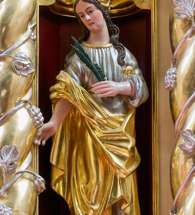 Zdjęcie nr 7: Nastawa ołtarzowa architektoniczna, trójosiowa, dwukondygnacyjna, na trójdzielnym cokole, ze zwieńczeniem, posadowiona na mensie wspartej na kolumnach. W partii cokołu obite złoconą, fakturowaną blachą tabernakulum z przedstawieniem kielicha z hostią wśród motywów ornamentalnych na półokrągłych drzwiczkach. Podziały pierwszej kondygnacji nastawy przeprowadzone przy pomocy kręconych kolumn korynckich, których trzony owinięte są winną latoroślą, trzymających pełne belkowanie wyłamane na ich osiach. W polu środkowym prostokątny obraz z przedstawieniem św. Marii Magdaleny i na zasuwie św. Andrzeja Apostoła. W umieszczonych w polach bocznych niszach zamkniętych łukami nadwieszonymi wypełnionymi muszlami figury świętych męczennic. W części środkowej górnej kondygnacji obraz z przedstawieniem Chrystusa u słupa w bogato dekorowanej ramie flankowany podwójnymi kolumnami, z których wewnętrzne są wysunięte do przodu oraz fragmentami gzymsu podtrzymywanymi przez woluty. Na osiach skrajnych kolumn dolnej kondygnacji postumenty z wazonami wypełnionymi bukietami kwiatów. Zwieńczenie w postaci krzyża łacińskiego na tle glorii promienistej i symetrycznie ułożonych liści akantu.  
Struktura polichromowana w kolorze kremowym; wypełnienie nisz oraz tła fryzów bordowe; kolumny, profile, ornamentyka złocone i srebrzone.