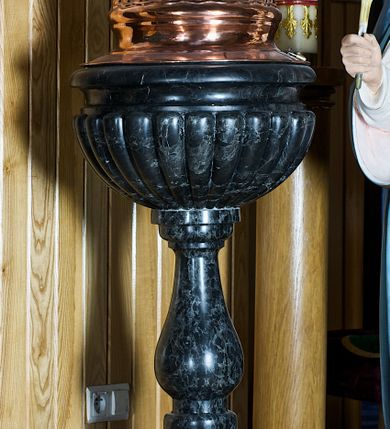 Zdjęcie nr 2: Na ośmiobocznej podstawie o fazowanej, lekko wklęsłej krawędzi osadzony prostopadłościenny cokół, na którym trzon w typie gruszkowym podtrzymujący półkulistą, puklowaną czarę z wklęsłym, profilowanym brzegiem. Pokrywa z płaskim brzegiem przechodzącym w lekko wybrzuszony cokół i zwężające się ku górze puklowania z kulą i krzyżem. Na bocznej ściance cokołu kuta data „A(NNO) D(OMINI) 1751”. 