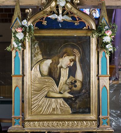 Zdjęcie nr 3: Feretron w formie obrazu w kształcie stojącego prostokąta w neogotyckiej ramie utworzonej z flankujących przedstawienie pinakli zakończonych kwiatonami. Zwieńczenie w formie łuku w ośli grzbiet wypełnionego maswerkowaniem, zdobionego żabkami i spiętego kwiatonem. 
Na awersie przedstawienie św. Marii Magdaleny z kwitnącą gałązką oraz pojemnikiem na olej. Święta została ukazana w półpostaci, z głową przechyloną na prawe ramię i rękami złożonymi przed sobą. Przykryta rzeźbioną, złoconą sukienką dekorowaną motywami roślinnymi. Lewy, dolny narożnik odcięty, a w nim napis: „TULERUNT DOMINUM MEUM” oraz sygle „S D S C”. 
Na rewersie przedstawienie tej samej świętej w czasie pokuty. Maria pochylona do przodu, lewą ręką podpiera głowę, prawą przytrzymuje leżące przed nią czaszkę i otwartą księgę, spod której wystaje fragment dyscypliny. Długie włosy spływają na plecy i dekolt, pozbawiony ozdób płaszcz zakrywa ciało.  
Kwitnąca gałązka, pojemnik, oraz suknie na przedstawieniach są wypukłe, aplikowane na powierzchnię malowidła.
Oba obrazy utrzymane są w ciemnej tonacji z silnym kontrastem między brunatnym tłem a jasną karnacją świętej.  