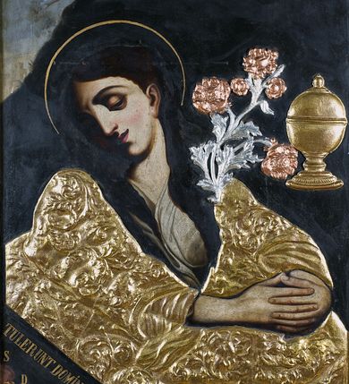 Zdjęcie nr 2: Feretron w formie obrazu w kształcie stojącego prostokąta w neogotyckiej ramie utworzonej z flankujących przedstawienie pinakli zakończonych kwiatonami. Zwieńczenie w formie łuku w ośli grzbiet wypełnionego maswerkowaniem, zdobionego żabkami i spiętego kwiatonem. 
Na awersie przedstawienie św. Marii Magdaleny z kwitnącą gałązką oraz pojemnikiem na olej. Święta została ukazana w półpostaci, z głową przechyloną na prawe ramię i rękami złożonymi przed sobą. Przykryta rzeźbioną, złoconą sukienką dekorowaną motywami roślinnymi. Lewy, dolny narożnik odcięty, a w nim napis: „TULERUNT DOMINUM MEUM” oraz sygle „S D S C”. 
Na rewersie przedstawienie tej samej świętej w czasie pokuty. Maria pochylona do przodu, lewą ręką podpiera głowę, prawą przytrzymuje leżące przed nią czaszkę i otwartą księgę, spod której wystaje fragment dyscypliny. Długie włosy spływają na plecy i dekolt, pozbawiony ozdób płaszcz zakrywa ciało.  
Kwitnąca gałązka, pojemnik, oraz suknie na przedstawieniach są wypukłe, aplikowane na powierzchnię malowidła.
Oba obrazy utrzymane są w ciemnej tonacji z silnym kontrastem między brunatnym tłem a jasną karnacją świętej.  