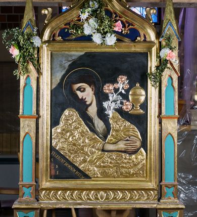 Zdjęcie nr 1: Feretron w formie obrazu w kształcie stojącego prostokąta w neogotyckiej ramie utworzonej z flankujących przedstawienie pinakli zakończonych kwiatonami. Zwieńczenie w formie łuku w ośli grzbiet wypełnionego maswerkowaniem, zdobionego żabkami i spiętego kwiatonem. 
Na awersie przedstawienie św. Marii Magdaleny z kwitnącą gałązką oraz pojemnikiem na olej. Święta została ukazana w półpostaci, z głową przechyloną na prawe ramię i rękami złożonymi przed sobą. Przykryta rzeźbioną, złoconą sukienką dekorowaną motywami roślinnymi. Lewy, dolny narożnik odcięty, a w nim napis: „TULERUNT DOMINUM MEUM” oraz sygle „S D S C”. 
Na rewersie przedstawienie tej samej świętej w czasie pokuty. Maria pochylona do przodu, lewą ręką podpiera głowę, prawą przytrzymuje leżące przed nią czaszkę i otwartą księgę, spod której wystaje fragment dyscypliny. Długie włosy spływają na plecy i dekolt, pozbawiony ozdób płaszcz zakrywa ciało.  
Kwitnąca gałązka, pojemnik, oraz suknie na przedstawieniach są wypukłe, aplikowane na powierzchnię malowidła.
Oba obrazy utrzymane są w ciemnej tonacji z silnym kontrastem między brunatnym tłem a jasną karnacją świętej.  