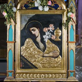 Zdjęcie nr 1: Feretron w formie obrazu w kształcie stojącego prostokąta w neogotyckiej ramie utworzonej z flankujących przedstawienie pinakli zakończonych kwiatonami. Zwieńczenie w formie łuku w ośli grzbiet wypełnionego maswerkowaniem, zdobionego żabkami i spiętego kwiatonem. 
Na awersie przedstawienie św. Marii Magdaleny z kwitnącą gałązką oraz pojemnikiem na olej. Święta została ukazana w półpostaci, z głową przechyloną na prawe ramię i rękami złożonymi przed sobą. Przykryta rzeźbioną, złoconą sukienką dekorowaną motywami roślinnymi. Lewy, dolny narożnik odcięty, a w nim napis: „TULERUNT DOMINUM MEUM” oraz sygle „S D S C”. 
Na rewersie przedstawienie tej samej świętej w czasie pokuty. Maria pochylona do przodu, lewą ręką podpiera głowę, prawą przytrzymuje leżące przed nią czaszkę i otwartą księgę, spod której wystaje fragment dyscypliny. Długie włosy spływają na plecy i dekolt, pozbawiony ozdób płaszcz zakrywa ciało.  
Kwitnąca gałązka, pojemnik, oraz suknie na przedstawieniach są wypukłe, aplikowane na powierzchnię malowidła.
Oba obrazy utrzymane są w ciemnej tonacji z silnym kontrastem między brunatnym tłem a jasną karnacją świętej.  