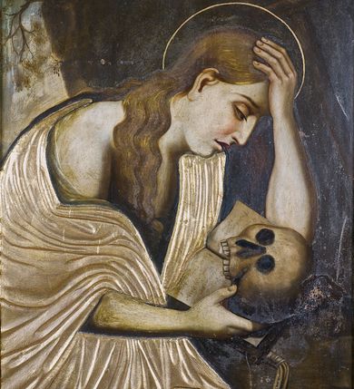 Zdjęcie nr 4: Feretron w formie obrazu w kształcie stojącego prostokąta w neogotyckiej ramie utworzonej z flankujących przedstawienie pinakli zakończonych kwiatonami. Zwieńczenie w formie łuku w ośli grzbiet wypełnionego maswerkowaniem, zdobionego żabkami i spiętego kwiatonem. 
Na awersie przedstawienie św. Marii Magdaleny z kwitnącą gałązką oraz pojemnikiem na olej. Święta została ukazana w półpostaci, z głową przechyloną na prawe ramię i rękami złożonymi przed sobą. Przykryta rzeźbioną, złoconą sukienką dekorowaną motywami roślinnymi. Lewy, dolny narożnik odcięty, a w nim napis: „TULERUNT DOMINUM MEUM” oraz sygle „S D S C”. 
Na rewersie przedstawienie tej samej świętej w czasie pokuty. Maria pochylona do przodu, lewą ręką podpiera głowę, prawą przytrzymuje leżące przed nią czaszkę i otwartą księgę, spod której wystaje fragment dyscypliny. Długie włosy spływają na plecy i dekolt, pozbawiony ozdób płaszcz zakrywa ciało.  
Kwitnąca gałązka, pojemnik, oraz suknie na przedstawieniach są wypukłe, aplikowane na powierzchnię malowidła.
Oba obrazy utrzymane są w ciemnej tonacji z silnym kontrastem między brunatnym tłem a jasną karnacją świętej.  