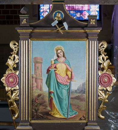 Zdjęcie nr 4: Feretron drewniany w prostej złoconej i malowanej ramie. Pole obrazowe ujęte dwoma kanelowanymi pilastrami. Zwieńczenie w formie łuku kotarowego z krzyżem na osi; w nim medalion z popiersiem Marii, poniżej dwa skrzyżowane młotki. Po bokach rzeźbione uszy z wici roślinnej i rozwiniętych kwiatów. Na awersie całopostaciowe przedstawienie św. Barbary na tle pejzażu, z wieżą po lewej stronie. Święta ukazana została w żółtej sukni, okryta niebieskim, podbitym na różowo, spiętym pod szyją płaszczem, z koroną na głowie. Lewą ręką przytrzymuje oparty o ziemię miecz, a prawą księgę oraz kielich z hostią. Na podstawie feretronu napis „Ś(więta) Barbaro / Módl się za nami”. 
Na rewersie całopostaciowe przedstawienie św. Klemensa na tle pejzażu. Święty został ukazany albie czerwonym ornacie podbitym zielenią, z tiarą na głowie i paliuszem na piersi. W prawej ręce trzyma liść palmowy, a w lewej zwój z napisem „AD CORINTHIOS”, wokół głowy ma złoty nimb. Na podstawie napis „Ś(więty) Klemensie / Módl się za nami”.