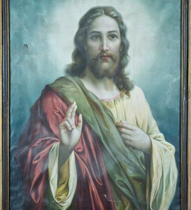 Zdjęcie nr 2: Feretron dwustronny, z prostopadłościenną podstawą z otworami na drążki. Na podstawie obrazy z przedstawieniem Chrystusa Błogosławiącego oraz Matki Boskiej z Dzieciątkiem otoczone drewnianą, profilowaną ramą zdobioną po bokach spłaszczonymi wolutami i zwieńczoną medalionem z monogramami „IHS” po jednej i „MARYA” po drugiej stronie, nad którym znajduje się zamknięta korona. Medalion ujmują c-kształtne elementy, a przestrzeń pod nimi wypełniają rozwinięte kwiaty.   
Na awersie Chrystus w półpostaci, który lewą rękę przyciska do piersi, a prawą unosi w geście błogosławieństwa. Na owalną twarz, duże ciemne oczy, wąski nos, niewielkie usta, wąsy oraz dzielącą się w dwa pukle brodę. Długie falowane włosy opadają mu na barki. Jest ubrany w żółtą suknię, przez prawy bark ma przerzucony czerwony płaszcz z zielonym podbiciem, wywinięty, łamiący się w obszerne fałdy. Wokół głowy postaci świetlisty nimb; tło stanowią niebieskie, skłębione obłoki. 
Na rewersie Matka Boska z Dzieciątkiem na prawym ramieniu, w półpostaci, frontalnie, z głową delikatnie przechyloną w prawo, lewą ręką przytrzymując Jezusa. Ma owalną twarz o delikatnych rysach, półprzymknięte oczy, wąski nos i szerokie usta, na głowie dekorowany pasem haftu, biały welon. Ubrana jest w czerwoną suknię z wąskimi rękawami i niebieski, podbity złotem płaszcz wywijający się przy prawej ręce. Dzieciątko siedzi, zwrócone w trzech czwartych w lewo, prawą ręką błogosławi, lewą dotyka dłoni Marii. Ma owalną, pulchną twarz o niebieskich oczach, małym nosie i ustach oraz jasne, falowane włosy. Jest ubrane w sukienkę białą górą, beżową dołem i przewiązaną fioletową szarfą w pasie; stopy bose. Postacie zostały ukazane na tle kamiennej balustrady, ponad którą widać rozłożyste drzewo i fragment ogrodu z kwitnący krzakiem róż po prawej stronie. 
