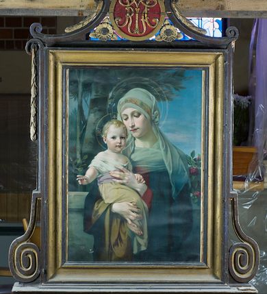 Zdjęcie nr 3: Feretron dwustronny, z prostopadłościenną podstawą z otworami na drążki. Na podstawie obrazy z przedstawieniem Chrystusa Błogosławiącego oraz Matki Boskiej z Dzieciątkiem otoczone drewnianą, profilowaną ramą zdobioną po bokach spłaszczonymi wolutami i zwieńczoną medalionem z monogramami „IHS” po jednej i „MARYA” po drugiej stronie, nad którym znajduje się zamknięta korona. Medalion ujmują c-kształtne elementy, a przestrzeń pod nimi wypełniają rozwinięte kwiaty.   
Na awersie Chrystus w półpostaci, który lewą rękę przyciska do piersi, a prawą unosi w geście błogosławieństwa. Na owalną twarz, duże ciemne oczy, wąski nos, niewielkie usta, wąsy oraz dzielącą się w dwa pukle brodę. Długie falowane włosy opadają mu na barki. Jest ubrany w żółtą suknię, przez prawy bark ma przerzucony czerwony płaszcz z zielonym podbiciem, wywinięty, łamiący się w obszerne fałdy. Wokół głowy postaci świetlisty nimb; tło stanowią niebieskie, skłębione obłoki. 
Na rewersie Matka Boska z Dzieciątkiem na prawym ramieniu, w półpostaci, frontalnie, z głową delikatnie przechyloną w prawo, lewą ręką przytrzymując Jezusa. Ma owalną twarz o delikatnych rysach, półprzymknięte oczy, wąski nos i szerokie usta, na głowie dekorowany pasem haftu, biały welon. Ubrana jest w czerwoną suknię z wąskimi rękawami i niebieski, podbity złotem płaszcz wywijający się przy prawej ręce. Dzieciątko siedzi, zwrócone w trzech czwartych w lewo, prawą ręką błogosławi, lewą dotyka dłoni Marii. Ma owalną, pulchną twarz o niebieskich oczach, małym nosie i ustach oraz jasne, falowane włosy. Jest ubrane w sukienkę białą górą, beżową dołem i przewiązaną fioletową szarfą w pasie; stopy bose. Postacie zostały ukazane na tle kamiennej balustrady, ponad którą widać rozłożyste drzewo i fragment ogrodu z kwitnący krzakiem róż po prawej stronie. 
