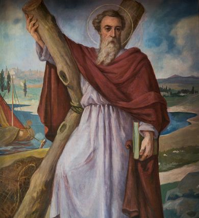 Zdjęcie nr 1: Obraz w kształcie stojącego prostokąta z przedstawieniem św. Andrzeja Apostoła, który został ukazany w całej postaci, frontalnie. Stoi z prawą nogą opartą na kamieniu, prawą ręką przytrzymuje krzyż w kształcie litery „X”, na którym został umęczony, w lewej trzyma zamkniętą księgę. Patrzy na widza, ma podłużną twarz okoloną siwymi włosami oraz długą, dzielącą się na dwa pukle brodę. Jest ubrany w białą suknię z długimi rękawami i przerzucony przez ramiona czerwony płaszcz, głowę otacza zaznaczony cienką, złotą linią nimb. W tle południowy krajobraz ze wzgórzami otaczającymi jezioro, przy którego brzegu zacumowano łodzie; bliżej świętego zwój sieci rybackiej. 