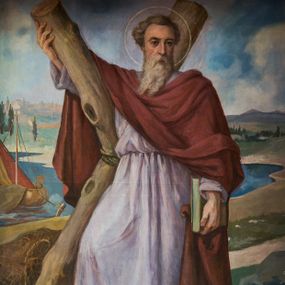 Zdjęcie nr 1: Obraz w kształcie stojącego prostokąta z przedstawieniem św. Andrzeja Apostoła, który został ukazany w całej postaci, frontalnie. Stoi z prawą nogą opartą na kamieniu, prawą ręką przytrzymuje krzyż w kształcie litery „X”, na którym został umęczony, w lewej trzyma zamkniętą księgę. Patrzy na widza, ma podłużną twarz okoloną siwymi włosami oraz długą, dzielącą się na dwa pukle brodę. Jest ubrany w białą suknię z długimi rękawami i przerzucony przez ramiona czerwony płaszcz, głowę otacza zaznaczony cienką, złotą linią nimb. W tle południowy krajobraz ze wzgórzami otaczającymi jezioro, przy którego brzegu zacumowano łodzie; bliżej świętego zwój sieci rybackiej. 