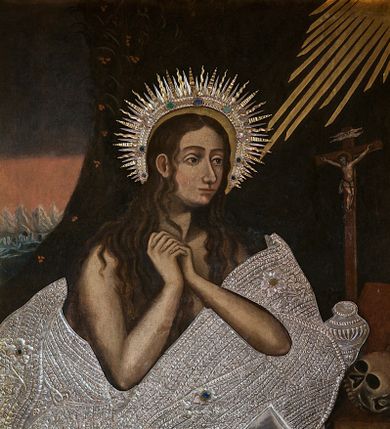 Zdjęcie nr 1: Obraz w kształcie stojącego prostokąta z przedstawieniem św. Marii Magdaleny pokutującej. W centrum kompozycji święta, ujęta w półfigurze, modli się przed stojącym przed nią na blacie krucyfiksem, obok którego leżą książka i ludzka czaszka. Widoczne spod wykonanego ze srebrnej, trybowanej blachy płaszcza fragmenty jej ciała przykrywają długie, spływające na dekolt, ramiona i plecy włosy. Ma owalną twarz z wyraźnie zaznaczonymi, ciemnymi oczami, długim nosem oraz wąskimi ustami; na policzkach lekki rumieniec. Głowę otacza nimb utworzony z ułożonych naprzemiennie prostych i falowanych promieni, bliżej głowy dekorowany kamieniami jubilerskimi. Przed Marią Magdaleną leży otwarta księga oraz naczynie, pod stołem wiadro z wodą. Z prawego, górnego narożnika spływają w jej kierunku promienie. W tle, po lewej stronie obrazu, zza ciemnobrązowej kotary wyłania się fragment górzystego krajobrazu. W lewym dolnym rogu obrazu na sukience znajdują się dwa napisy. Pierwszy dłuższy, w wydzielonym ornamentalnym polu i drugi krótszy, bezpośrednio przy krawędzi. 