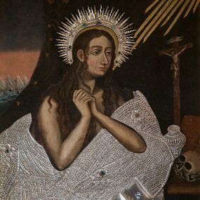 Zdjęcie nr 1: Obraz w kształcie stojącego prostokąta z przedstawieniem św. Marii Magdaleny pokutującej. W centrum kompozycji święta, ujęta w półfigurze, modli się przed stojącym przed nią na blacie krucyfiksem, obok którego leżą książka i ludzka czaszka. Widoczne spod wykonanego ze srebrnej, trybowanej blachy płaszcza fragmenty jej ciała przykrywają długie, spływające na dekolt, ramiona i plecy włosy. Ma owalną twarz z wyraźnie zaznaczonymi, ciemnymi oczami, długim nosem oraz wąskimi ustami; na policzkach lekki rumieniec. Głowę otacza nimb utworzony z ułożonych naprzemiennie prostych i falowanych promieni, bliżej głowy dekorowany kamieniami jubilerskimi. Przed Marią Magdaleną leży otwarta księga oraz naczynie, pod stołem wiadro z wodą. Z prawego, górnego narożnika spływają w jej kierunku promienie. W tle, po lewej stronie obrazu, zza ciemnobrązowej kotary wyłania się fragment górzystego krajobrazu. W lewym dolnym rogu obrazu na sukience znajdują się dwa napisy. Pierwszy dłuższy, w wydzielonym ornamentalnym polu i drugi krótszy, bezpośrednio przy krawędzi. 