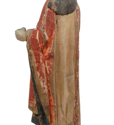 Zdjęcie nr 5: Rzeźba pełnoplastyczna, z tyłu opracowana, drążona wewnątrz, ustawiona na wielobocznej podstawie. Chrystus ukazany frontalnie, w pozycji stojącej, w lekkim kontrapoście, z prawą stopą wysuniętą do przodu, korpus przechylony w lewą stronę, prawy bark podniesiony wyżej od lewego. Prawa ręka wzniesiona ku górze w geście błogosławieństwa, lewa mocno przylega do ciała w okolicy żeber, ugięta w łokciu, w której trzyma drzewce proporca. Twarz pociągła o karnacji cielistej, z zaróżowionymi policzkami, wysokie czoło, szeroko rozstawione, podłużne oczy ze źrenicami i zarysowaną powieką, zaznaczone brwi cienką kreską, długi, prosty nos, wąskie usta. Okala ją zarost oraz długie, gładkie, delikatnie sfalowane włosy, z przedziałkiem, zasłaniające uszy i opadające na kark oraz plecy. W prawym boku i na stopach wyraźne rany. Odziany jest w szatę upiętą pod szyją, w czerwonym kolorze z ciemno- granatową podszewką i złotą lamówką, odsłaniającą tors i wklęsły brzuch, z prawą połą przerzuconą z przodu pod prawą ręką i zawiniętą wokół lewego przedramienia. Fałdy płaszcza są załamane ostro, diagonalnie i nieckowato. Na boku, stopie i lewej ręce zaznaczone rany.