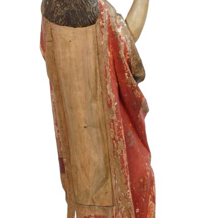 Zdjęcie nr 7: Rzeźba pełnoplastyczna, z tyłu opracowana, drążona wewnątrz, ustawiona na wielobocznej podstawie. Chrystus ukazany frontalnie, w pozycji stojącej, w lekkim kontrapoście, z prawą stopą wysuniętą do przodu, korpus przechylony w lewą stronę, prawy bark podniesiony wyżej od lewego. Prawa ręka wzniesiona ku górze w geście błogosławieństwa, lewa mocno przylega do ciała w okolicy żeber, ugięta w łokciu, w której trzyma drzewce proporca. Twarz pociągła o karnacji cielistej, z zaróżowionymi policzkami, wysokie czoło, szeroko rozstawione, podłużne oczy ze źrenicami i zarysowaną powieką, zaznaczone brwi cienką kreską, długi, prosty nos, wąskie usta. Okala ją zarost oraz długie, gładkie, delikatnie sfalowane włosy, z przedziałkiem, zasłaniające uszy i opadające na kark oraz plecy. W prawym boku i na stopach wyraźne rany. Odziany jest w szatę upiętą pod szyją, w czerwonym kolorze z ciemno- granatową podszewką i złotą lamówką, odsłaniającą tors i wklęsły brzuch, z prawą połą przerzuconą z przodu pod prawą ręką i zawiniętą wokół lewego przedramienia. Fałdy płaszcza są załamane ostro, diagonalnie i nieckowato. Na boku, stopie i lewej ręce zaznaczone rany.