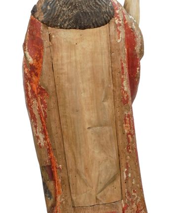 Zdjęcie nr 8: Rzeźba pełnoplastyczna, z tyłu opracowana, drążona wewnątrz, ustawiona na wielobocznej podstawie. Chrystus ukazany frontalnie, w pozycji stojącej, w lekkim kontrapoście, z prawą stopą wysuniętą do przodu, korpus przechylony w lewą stronę, prawy bark podniesiony wyżej od lewego. Prawa ręka wzniesiona ku górze w geście błogosławieństwa, lewa mocno przylega do ciała w okolicy żeber, ugięta w łokciu, w której trzyma drzewce proporca. Twarz pociągła o karnacji cielistej, z zaróżowionymi policzkami, wysokie czoło, szeroko rozstawione, podłużne oczy ze źrenicami i zarysowaną powieką, zaznaczone brwi cienką kreską, długi, prosty nos, wąskie usta. Okala ją zarost oraz długie, gładkie, delikatnie sfalowane włosy, z przedziałkiem, zasłaniające uszy i opadające na kark oraz plecy. W prawym boku i na stopach wyraźne rany. Odziany jest w szatę upiętą pod szyją, w czerwonym kolorze z ciemno- granatową podszewką i złotą lamówką, odsłaniającą tors i wklęsły brzuch, z prawą połą przerzuconą z przodu pod prawą ręką i zawiniętą wokół lewego przedramienia. Fałdy płaszcza są załamane ostro, diagonalnie i nieckowato. Na boku, stopie i lewej ręce zaznaczone rany.