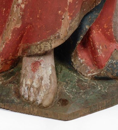 Zdjęcie nr 9: Rzeźba pełnoplastyczna, z tyłu opracowana, drążona wewnątrz, ustawiona na wielobocznej podstawie. Chrystus ukazany frontalnie, w pozycji stojącej, w lekkim kontrapoście, z prawą stopą wysuniętą do przodu, korpus przechylony w lewą stronę, prawy bark podniesiony wyżej od lewego. Prawa ręka wzniesiona ku górze w geście błogosławieństwa, lewa mocno przylega do ciała w okolicy żeber, ugięta w łokciu, w której trzyma drzewce proporca. Twarz pociągła o karnacji cielistej, z zaróżowionymi policzkami, wysokie czoło, szeroko rozstawione, podłużne oczy ze źrenicami i zarysowaną powieką, zaznaczone brwi cienką kreską, długi, prosty nos, wąskie usta. Okala ją zarost oraz długie, gładkie, delikatnie sfalowane włosy, z przedziałkiem, zasłaniające uszy i opadające na kark oraz plecy. W prawym boku i na stopach wyraźne rany. Odziany jest w szatę upiętą pod szyją, w czerwonym kolorze z ciemno- granatową podszewką i złotą lamówką, odsłaniającą tors i wklęsły brzuch, z prawą połą przerzuconą z przodu pod prawą ręką i zawiniętą wokół lewego przedramienia. Fałdy płaszcza są załamane ostro, diagonalnie i nieckowato. Na boku, stopie i lewej ręce zaznaczone rany.