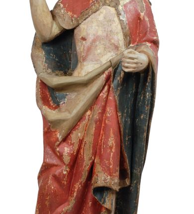 Zdjęcie nr 11: Rzeźba pełnoplastyczna, z tyłu opracowana, drążona wewnątrz, ustawiona na wielobocznej podstawie. Chrystus ukazany frontalnie, w pozycji stojącej, w lekkim kontrapoście, z prawą stopą wysuniętą do przodu, korpus przechylony w lewą stronę, prawy bark podniesiony wyżej od lewego. Prawa ręka wzniesiona ku górze w geście błogosławieństwa, lewa mocno przylega do ciała w okolicy żeber, ugięta w łokciu, w której trzyma drzewce proporca. Twarz pociągła o karnacji cielistej, z zaróżowionymi policzkami, wysokie czoło, szeroko rozstawione, podłużne oczy ze źrenicami i zarysowaną powieką, zaznaczone brwi cienką kreską, długi, prosty nos, wąskie usta. Okala ją zarost oraz długie, gładkie, delikatnie sfalowane włosy, z przedziałkiem, zasłaniające uszy i opadające na kark oraz plecy. W prawym boku i na stopach wyraźne rany. Odziany jest w szatę upiętą pod szyją, w czerwonym kolorze z ciemno- granatową podszewką i złotą lamówką, odsłaniającą tors i wklęsły brzuch, z prawą połą przerzuconą z przodu pod prawą ręką i zawiniętą wokół lewego przedramienia. Fałdy płaszcza są załamane ostro, diagonalnie i nieckowato. Na boku, stopie i lewej ręce zaznaczone rany.