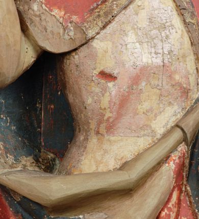 Zdjęcie nr 16: Rzeźba pełnoplastyczna, z tyłu opracowana, drążona wewnątrz, ustawiona na wielobocznej podstawie. Chrystus ukazany frontalnie, w pozycji stojącej, w lekkim kontrapoście, z prawą stopą wysuniętą do przodu, korpus przechylony w lewą stronę, prawy bark podniesiony wyżej od lewego. Prawa ręka wzniesiona ku górze w geście błogosławieństwa, lewa mocno przylega do ciała w okolicy żeber, ugięta w łokciu, w której trzyma drzewce proporca. Twarz pociągła o karnacji cielistej, z zaróżowionymi policzkami, wysokie czoło, szeroko rozstawione, podłużne oczy ze źrenicami i zarysowaną powieką, zaznaczone brwi cienką kreską, długi, prosty nos, wąskie usta. Okala ją zarost oraz długie, gładkie, delikatnie sfalowane włosy, z przedziałkiem, zasłaniające uszy i opadające na kark oraz plecy. W prawym boku i na stopach wyraźne rany. Odziany jest w szatę upiętą pod szyją, w czerwonym kolorze z ciemno- granatową podszewką i złotą lamówką, odsłaniającą tors i wklęsły brzuch, z prawą połą przerzuconą z przodu pod prawą ręką i zawiniętą wokół lewego przedramienia. Fałdy płaszcza są załamane ostro, diagonalnie i nieckowato. Na boku, stopie i lewej ręce zaznaczone rany.