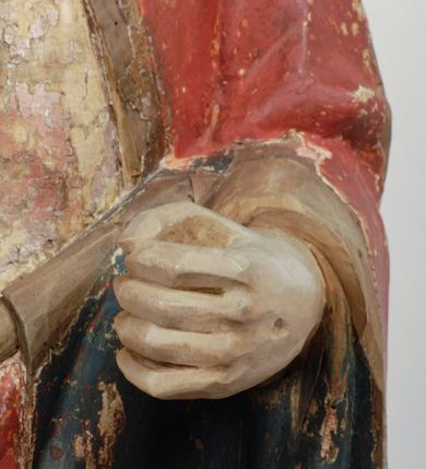 Zdjęcie nr 17: Rzeźba pełnoplastyczna, z tyłu opracowana, drążona wewnątrz, ustawiona na wielobocznej podstawie. Chrystus ukazany frontalnie, w pozycji stojącej, w lekkim kontrapoście, z prawą stopą wysuniętą do przodu, korpus przechylony w lewą stronę, prawy bark podniesiony wyżej od lewego. Prawa ręka wzniesiona ku górze w geście błogosławieństwa, lewa mocno przylega do ciała w okolicy żeber, ugięta w łokciu, w której trzyma drzewce proporca. Twarz pociągła o karnacji cielistej, z zaróżowionymi policzkami, wysokie czoło, szeroko rozstawione, podłużne oczy ze źrenicami i zarysowaną powieką, zaznaczone brwi cienką kreską, długi, prosty nos, wąskie usta. Okala ją zarost oraz długie, gładkie, delikatnie sfalowane włosy, z przedziałkiem, zasłaniające uszy i opadające na kark oraz plecy. W prawym boku i na stopach wyraźne rany. Odziany jest w szatę upiętą pod szyją, w czerwonym kolorze z ciemno- granatową podszewką i złotą lamówką, odsłaniającą tors i wklęsły brzuch, z prawą połą przerzuconą z przodu pod prawą ręką i zawiniętą wokół lewego przedramienia. Fałdy płaszcza są załamane ostro, diagonalnie i nieckowato. Na boku, stopie i lewej ręce zaznaczone rany.