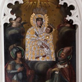 Zdjęcie nr 1: Obraz o kształcie stojącego prostokąta zamkniętego łukiem ostrym. Pośrodku, wśród obłoków przedstawienie Matki Boskiej z Dzieciątkiem na lewym ramieniu, w półpostaci, zwrócona lekko w lewo, z dłońmi skrzyżowanymi w okolicach kolan Chrystusa. Po bokach adorujący dwaj aniołowie Poniżej w narożach kompozycji klęczą po stronie lewej św. Jerzy, po prawej św. Wojciech. Ponad Marią Oko Opatrzności. Matka Boska ubrana jest w czerwoną suknię ze złotą lamówką, na która narzucony ma błękitny płaszcz z kwiatami o żółtych środkach. Głowę wieńczy dekoracyjna korona, podobnie jak Jezusa. Chrystus ukazany jest en trois quarts, w swobodnej pozycji, lewą ręką podtrzymuje  księgę włożoną pod pachę, prawą unosi w geście błogosławieństwa. Ubrany jest w długą sukienkę z długimi rękawami, przewiązaną paskiem, odsłaniającą stopy.  Św. Jerzy, w zbroi i czerwonym płaszczu narzuconym na ramiona, prawą rękę przyłożył do klatki piersiowej, lewą unosi w okolicy tułowia. Na głowie ma hełm z pióropuszem, spod którego widać długie, kręcone włosy opadające na kark. Przy lewym jego boku widoczna jest głowa zabitego smoka. Św. Wojciech, w stroju pontyfikalnym, z paliuszem na ramionach, prawą rękę położył na klatce piersiowej, lewą podtrzymuje połę kapy liturgicznej. Wokół głów świętych koliste nimby. 