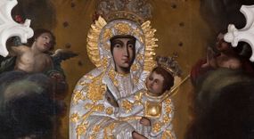 Zdjęcie nr 1: Obraz o kształcie stojącego prostokąta zamkniętego łukiem ostrym. Pośrodku, wśród obłoków przedstawienie Matki Boskiej z Dzieciątkiem na lewym ramieniu, w półpostaci, zwrócona lekko w lewo, z dłońmi skrzyżowanymi w okolicach kolan Chrystusa. Po bokach adorujący dwaj aniołowie Poniżej w narożach kompozycji klęczą po stronie lewej św. Jerzy, po prawej św. Wojciech. Ponad Marią Oko Opatrzności. Matka Boska ubrana jest w czerwoną suknię ze złotą lamówką, na która narzucony ma błękitny płaszcz z kwiatami o żółtych środkach. Głowę wieńczy dekoracyjna korona, podobnie jak Jezusa. Chrystus ukazany jest en trois quarts, w swobodnej pozycji, lewą ręką podtrzymuje  księgę włożoną pod pachę, prawą unosi w geście błogosławieństwa. Ubrany jest w długą sukienkę z długimi rękawami, przewiązaną paskiem, odsłaniającą stopy.  Św. Jerzy, w zbroi i czerwonym płaszczu narzuconym na ramiona, prawą rękę przyłożył do klatki piersiowej, lewą unosi w okolicy tułowia. Na głowie ma hełm z pióropuszem, spod którego widać długie, kręcone włosy opadające na kark. Przy lewym jego boku widoczna jest głowa zabitego smoka. Św. Wojciech, w stroju pontyfikalnym, z paliuszem na ramionach, prawą rękę położył na klatce piersiowej, lewą podtrzymuje połę kapy liturgicznej. Wokół głów świętych koliste nimby. 