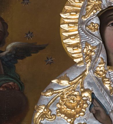 Zdjęcie nr 8: Obraz o kształcie stojącego prostokąta zamkniętego łukiem ostrym. Pośrodku, wśród obłoków przedstawienie Matki Boskiej z Dzieciątkiem na lewym ramieniu, w półpostaci, zwrócona lekko w lewo, z dłońmi skrzyżowanymi w okolicach kolan Chrystusa. Po bokach adorujący dwaj aniołowie Poniżej w narożach kompozycji klęczą po stronie lewej św. Jerzy, po prawej św. Wojciech. Ponad Marią Oko Opatrzności. Matka Boska ubrana jest w czerwoną suknię ze złotą lamówką, na która narzucony ma błękitny płaszcz z kwiatami o żółtych środkach. Głowę wieńczy dekoracyjna korona, podobnie jak Jezusa. Chrystus ukazany jest en trois quarts, w swobodnej pozycji, lewą ręką podtrzymuje  księgę włożoną pod pachę, prawą unosi w geście błogosławieństwa. Ubrany jest w długą sukienkę z długimi rękawami, przewiązaną paskiem, odsłaniającą stopy.  Św. Jerzy, w zbroi i czerwonym płaszczu narzuconym na ramiona, prawą rękę przyłożył do klatki piersiowej, lewą unosi w okolicy tułowia. Na głowie ma hełm z pióropuszem, spod którego widać długie, kręcone włosy opadające na kark. Przy lewym jego boku widoczna jest głowa zabitego smoka. Św. Wojciech, w stroju pontyfikalnym, z paliuszem na ramionach, prawą rękę położył na klatce piersiowej, lewą podtrzymuje połę kapy liturgicznej. Wokół głów świętych koliste nimby. 