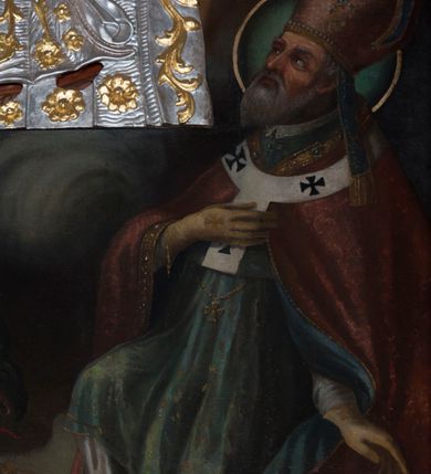 Zdjęcie nr 13: Obraz o kształcie stojącego prostokąta zamkniętego łukiem ostrym. Pośrodku, wśród obłoków przedstawienie Matki Boskiej z Dzieciątkiem na lewym ramieniu, w półpostaci, zwrócona lekko w lewo, z dłońmi skrzyżowanymi w okolicach kolan Chrystusa. Po bokach adorujący dwaj aniołowie Poniżej w narożach kompozycji klęczą po stronie lewej św. Jerzy, po prawej św. Wojciech. Ponad Marią Oko Opatrzności. Matka Boska ubrana jest w czerwoną suknię ze złotą lamówką, na która narzucony ma błękitny płaszcz z kwiatami o żółtych środkach. Głowę wieńczy dekoracyjna korona, podobnie jak Jezusa. Chrystus ukazany jest en trois quarts, w swobodnej pozycji, lewą ręką podtrzymuje  księgę włożoną pod pachę, prawą unosi w geście błogosławieństwa. Ubrany jest w długą sukienkę z długimi rękawami, przewiązaną paskiem, odsłaniającą stopy.  Św. Jerzy, w zbroi i czerwonym płaszczu narzuconym na ramiona, prawą rękę przyłożył do klatki piersiowej, lewą unosi w okolicy tułowia. Na głowie ma hełm z pióropuszem, spod którego widać długie, kręcone włosy opadające na kark. Przy lewym jego boku widoczna jest głowa zabitego smoka. Św. Wojciech, w stroju pontyfikalnym, z paliuszem na ramionach, prawą rękę położył na klatce piersiowej, lewą podtrzymuje połę kapy liturgicznej. Wokół głów świętych koliste nimby. 