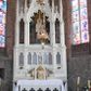 Zdjęcie nr 1: Neogotycki ołtarz główny w kolorze naturalnego wapienia, architektoniczny, wolnostojący, trójosiowy, z wydzieloną częścią cokołową, dwukondygnacyjny, ze zwieńczeniem. Mensa skrzyniowa, ujęta dwiema kolumienkami. Antependium ozdobione płycinami w kształcie czworoliści. Nastawa artykułowana w dolnej kondygnacji czworobocznymi półfilarami, w górnej kondygnacji kolumienkami o liściastych kapitelach, z opaskami w połowie wysokości, przechodzącymi w zwieńczeniu w pinakle. Dolna kondygnacja dwustrefowa. W strefie dolnej stylizowana wić roślinna i tarcze herbowe. W strefie górnej nisze zamknięte trójlistnie (na relikwiarze?), w osi środkowej pięć, w osiach skrajnych po jednej. W kondygnacji górnej nisze, środkowa szeroka, zamknięta ostrołukowo z maswerkowaniem w podłuczu, w osiach skrajnych wąskie, zamknięte trójlistnie. W niszy środkowej obraz Adoracja Matki Boskiej Śnieżnej przez śś. Wojciecha i Jerzego, po bokach obrazy: po prawej Św. Florian, z sygnaturą w dolnej części -  S. Bryniarski / pinxit 1886; po lewej postać kobiety w prawej ręce ze zwojem z napisem: EWAN/GELJA, z sygnaturą u dołu - S. Bryniarski / malował. W zwieńczeniu pomiędzy pinaklami trójkątne szczyty z żabkami na krawędziach, środkowy w polu z rozetą z Gołębicą Ducha Świętego na złotym tle, zakończony krzyżem. 