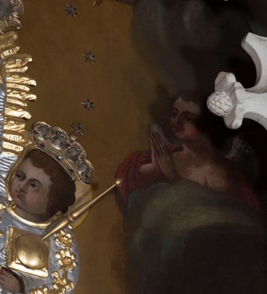 Zdjęcie nr 13: Neogotycki ołtarz główny w kolorze naturalnego wapienia, architektoniczny, wolnostojący, trójosiowy, z wydzieloną częścią cokołową, dwukondygnacyjny, ze zwieńczeniem. Mensa skrzyniowa, ujęta dwiema kolumienkami. Antependium ozdobione płycinami w kształcie czworoliści. Nastawa artykułowana w dolnej kondygnacji czworobocznymi półfilarami, w górnej kondygnacji kolumienkami o liściastych kapitelach, z opaskami w połowie wysokości, przechodzącymi w zwieńczeniu w pinakle. Dolna kondygnacja dwustrefowa. W strefie dolnej stylizowana wić roślinna i tarcze herbowe. W strefie górnej nisze zamknięte trójlistnie (na relikwiarze?), w osi środkowej pięć, w osiach skrajnych po jednej. W kondygnacji górnej nisze, środkowa szeroka, zamknięta ostrołukowo z maswerkowaniem w podłuczu, w osiach skrajnych wąskie, zamknięte trójlistnie. W niszy środkowej obraz Adoracja Matki Boskiej Śnieżnej przez śś. Wojciecha i Jerzego, po bokach obrazy: po prawej Św. Florian, z sygnaturą w dolnej części -  S. Bryniarski / pinxit 1886; po lewej postać kobiety w prawej ręce ze zwojem z napisem: EWAN/GELJA, z sygnaturą u dołu - S. Bryniarski / malował. W zwieńczeniu pomiędzy pinaklami trójkątne szczyty z żabkami na krawędziach, środkowy w polu z rozetą z Gołębicą Ducha Świętego na złotym tle, zakończony krzyżem. 