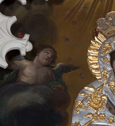 Zdjęcie nr 14: Neogotycki ołtarz główny w kolorze naturalnego wapienia, architektoniczny, wolnostojący, trójosiowy, z wydzieloną częścią cokołową, dwukondygnacyjny, ze zwieńczeniem. Mensa skrzyniowa, ujęta dwiema kolumienkami. Antependium ozdobione płycinami w kształcie czworoliści. Nastawa artykułowana w dolnej kondygnacji czworobocznymi półfilarami, w górnej kondygnacji kolumienkami o liściastych kapitelach, z opaskami w połowie wysokości, przechodzącymi w zwieńczeniu w pinakle. Dolna kondygnacja dwustrefowa. W strefie dolnej stylizowana wić roślinna i tarcze herbowe. W strefie górnej nisze zamknięte trójlistnie (na relikwiarze?), w osi środkowej pięć, w osiach skrajnych po jednej. W kondygnacji górnej nisze, środkowa szeroka, zamknięta ostrołukowo z maswerkowaniem w podłuczu, w osiach skrajnych wąskie, zamknięte trójlistnie. W niszy środkowej obraz Adoracja Matki Boskiej Śnieżnej przez śś. Wojciecha i Jerzego, po bokach obrazy: po prawej Św. Florian, z sygnaturą w dolnej części -  S. Bryniarski / pinxit 1886; po lewej postać kobiety w prawej ręce ze zwojem z napisem: EWAN/GELJA, z sygnaturą u dołu - S. Bryniarski / malował. W zwieńczeniu pomiędzy pinaklami trójkątne szczyty z żabkami na krawędziach, środkowy w polu z rozetą z Gołębicą Ducha Świętego na złotym tle, zakończony krzyżem. 